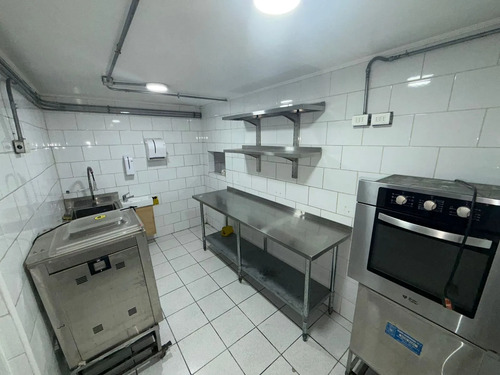 Local De Comida Equipado 230 M2 Últiles