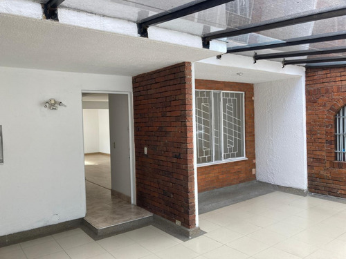 Casa De Dos Niveles Ubicada En Un Buen Sector Residencial