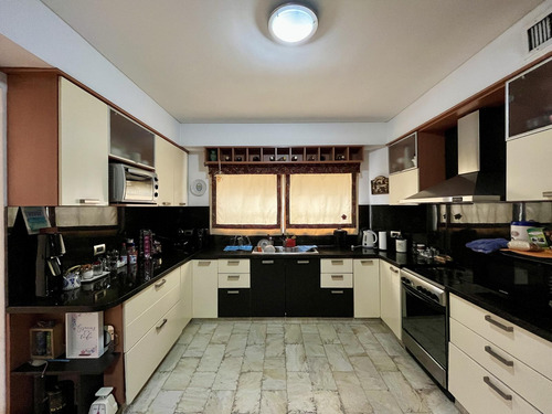 Comodisima E Impecable Casa En Munro Con Ingreso Por Dos Calles, Patio Y Terraza.