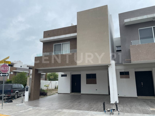 Casa En Renta De 3 Niveles En Esquina, Valle La Rioja, Apodaca, Nuevo León