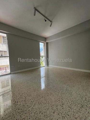 Apartamentopiso Medio Remodelado 107 M² 3h, 3b, 1p, Residencias Maria Con Pozo De Agua En Venta En Los Palos Grandes Avenida Segunda Caracas