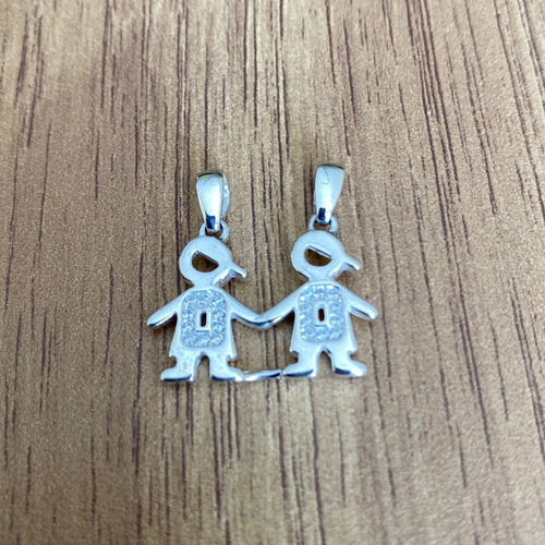 Imagen 5 de 10 de Dije 2 Niños Con Circonias Y Plata .925 Agálea Joyería