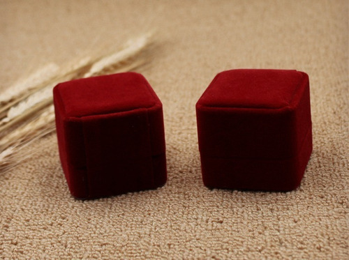 Imagen 4 de 6 de Set 2 Cajas De Terciopelo Anillo Aros Joyas Burdeo 6x5x5cm