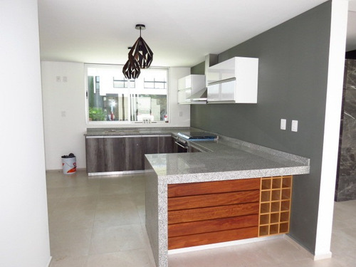 Imagen 4 de 14 de El Refugio - Casa En Calle Abierta, Con Amplio Jardín. Venta