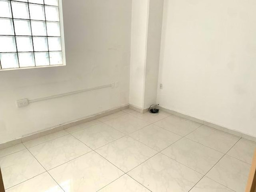 Interlomas, Rento Amplia Oficina De 127m2 Más Una Amplia Terraza Privada, 5 Privados, Sala De Juntas, 3 Estacionamientos. El Edificio Cuenta Con Circuito Cerrado, Control De Acceso Y Vigilancia 24 Ho