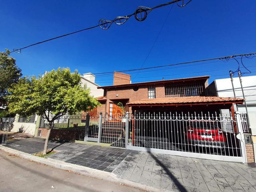 B° Urca - Impecable Casa - 3 Dorm / Quincho / Pileta / Atico.