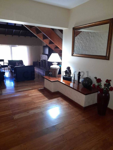 Casa En Venta Olivos - Roche - 6 Ambientes - Pileta - Parrilla - 2 Cocheras