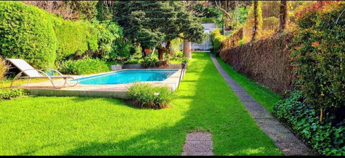 Excelente Casa En Venta De 2 Plantas Con Gran Jardín  - San Isidro