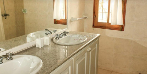Casa En Venta Y Alquiler De 5 Dormitorios En Punta Del Este - Ref: 3816