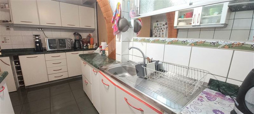 Casa En Venta De 5 Dormitorios En La Reina