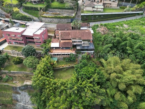 Casa En Venta En Alto Hatillo. Calle Cerrada Con Vigilancia. Negociable