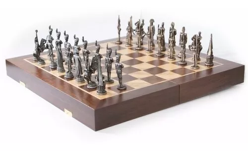 Tabuleiro de xadrez dourado com peças primorosamente