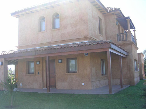 Casa De 4 Dormitorios Con Pileta - Funes
