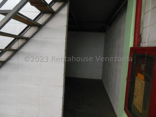 Edificio Industrial Con Mucho Potencial En Venta En La Yaguara Smb 24-10718 Yy