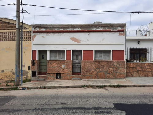 Casa En Venta Barrio Guemes - A Refaccionar