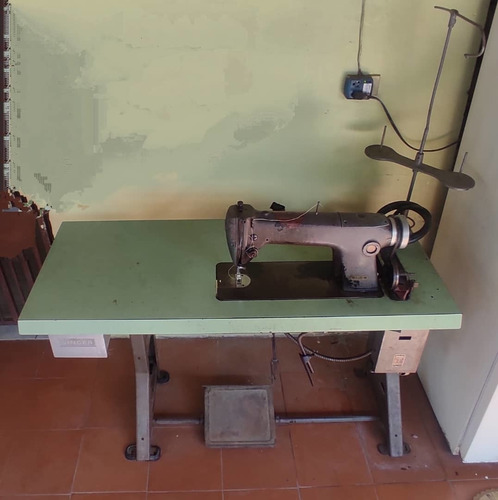 Máquina Industrial Recta Usada Marca Singer Modelo 252-2 (Usado)