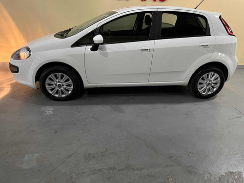 Imagen 17 de 20 de Fiat Punto 2016 1.4 Attractive Pack Top Uconnect