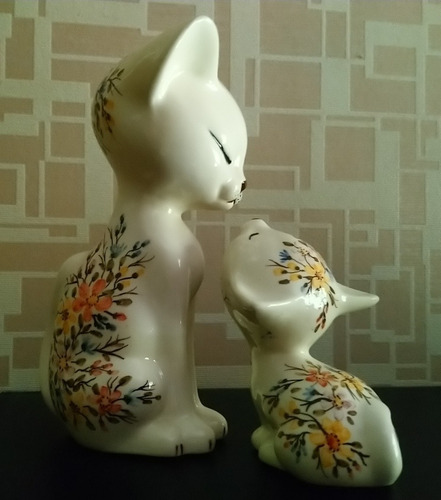 Figura De Porcelana Decorada De Gata Con Su Hijo 