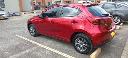Mazda 2 Touring Hatchback Modelo 2023, Color Rojo Diamante