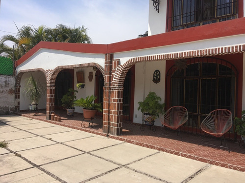 Venta De Casa En Temixco En Fracc. Con Alberca