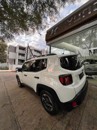Imagen 14 de 22 de Jeep Renegade 2016 1.8 Sport