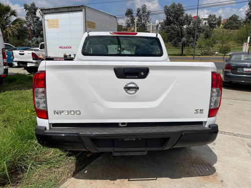 Imagen 6 de 15 de Nissan Np300 2018 2.4 Doble Cabina Se Aa Pack Seg Mt