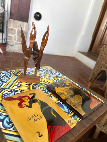 Lote De Adornos Art Nouveau Dos Cerámicas Y Una Escultura