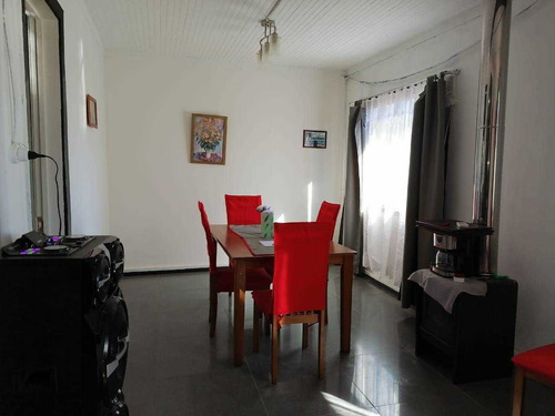 Casa Recientemente Remodelada, A 2 Cuadras De La Playa.