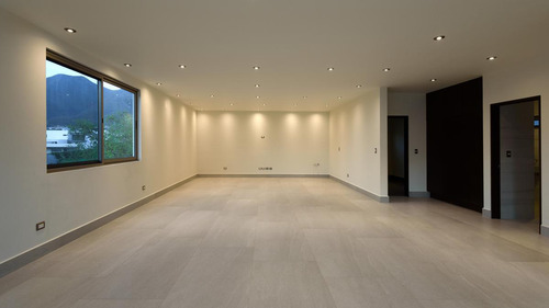 Residencia Con Acabados De Lujo En Dos Encinos, En El Uro Zona Carretera Nacional Con 4ta Recámara En Planta Baja, Frente A Área Verde, Lista Para Estrenar!!