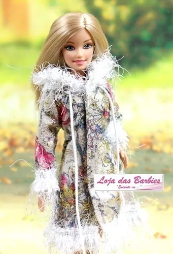 Loja de roupas Barbie com boneca