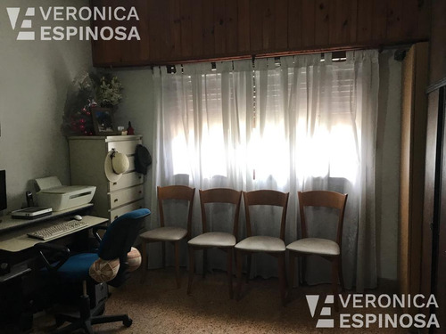 Casa De Tres Ambientes En Venta, Isidro Casanova. Sobre Lote De 11 X 20 En Excelente Estado!