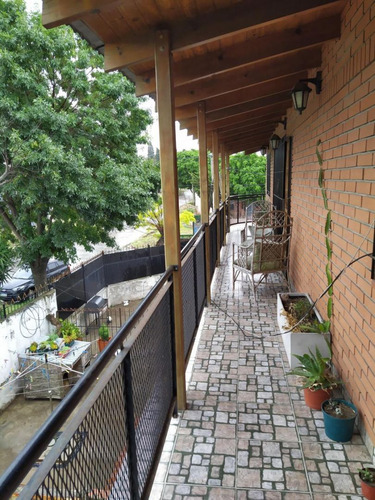 Casa En 2 Plantas Con Local En Buena Ubicacion!!!