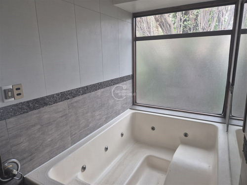 Casa En Venta De 6 Dorm.en Lo Barnechea.calle Cerrada.