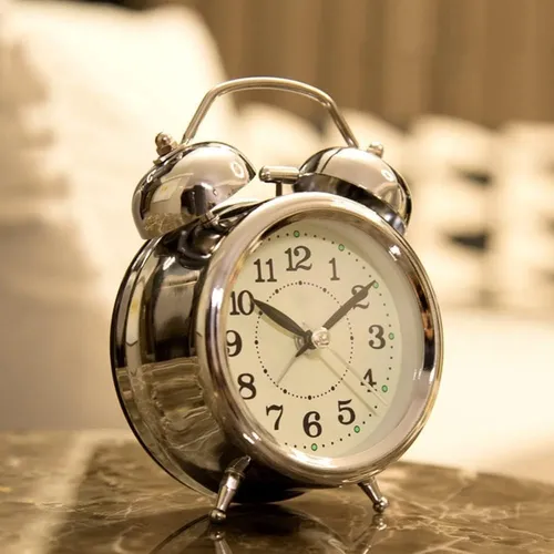 Reloj despertador con campanilla sale