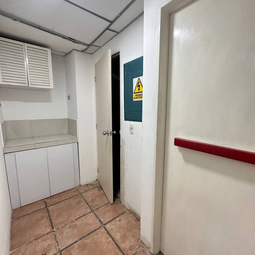 Oficina En Alquiler 100 M2 - Urb.las Mercedes