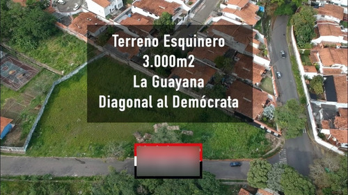 Terreno Diagonal Al Club Demócrata En La Guayana - 3700m2