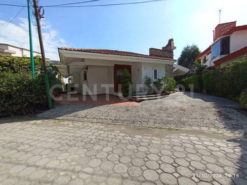 Casa Tipo Colonial Con 3 Recamaras Y Amplio Jardín