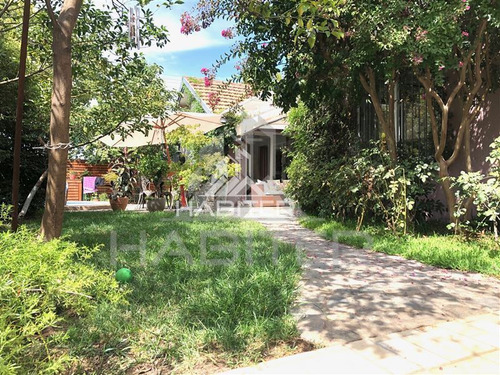 Casa En Venta De 5 Dorm. En Curicó