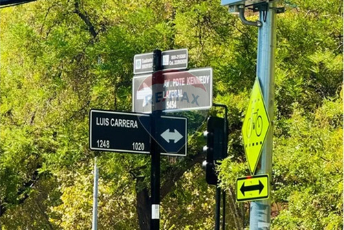Of Vitacura: Moderna Frente A Marriott