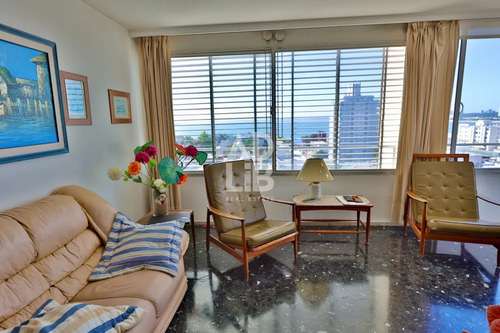 Apto De 2 Dormitorios Y 2 Baños En Edificio Apolo. Piso Alto Y Vista Despejada A Playa Mansa.