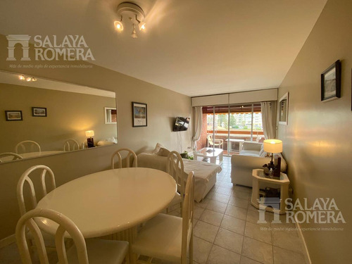 Apartamento En Venta En Primera Linea De Playa Mansa, 3 Dormitorios, 2 Baños Y Cochera En Subsuelo.