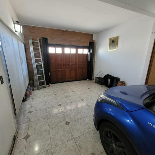 Impecable Propiedad En Florida Oeste. En Calle Muy Tranquila. Cerca De Cómodos Accesos