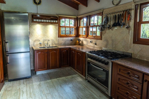 Imagen 25 de 30 de Imponente Casa Quinta Con Amplio Terreno, Pileta, Sauna Y Jacuzzi