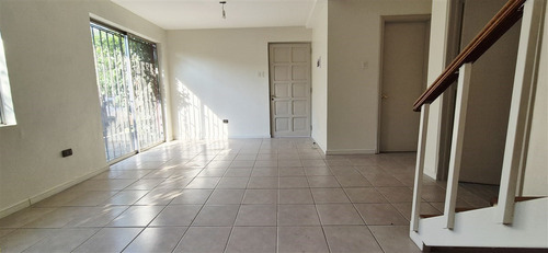 Casa En Arriendo 3 Dorm 2 Baños- Los Domínicos- Las Condes