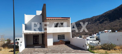 Casa Dentro De Fraccionamiento Cumbres Del Cimatario Con Recámara En Pb Y Vistas Panorámicas