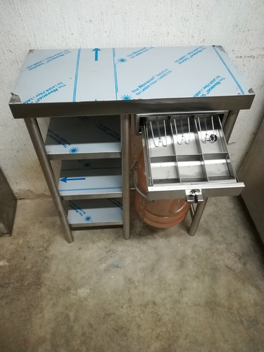Imagen 4 de 7 de Mesa Con Porta Garrafon En Acero Inoxidable