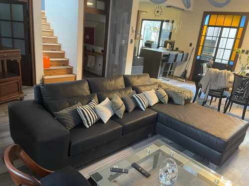 Casa En Venta - 3 Dormitorios 3 Baños - Cochera - 250mts2 - Temperley