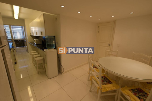 Imagen 12 de 24 de Apartamento En Playa Mansa 3 Dormitorios Alquiler