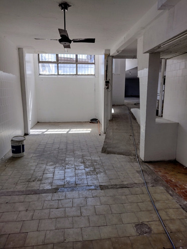Oficinas En Liniers Con Multiples Salones Con Patio