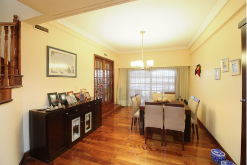 Venta Casa 5 Ambientes Jardin Y Cochera Playroom